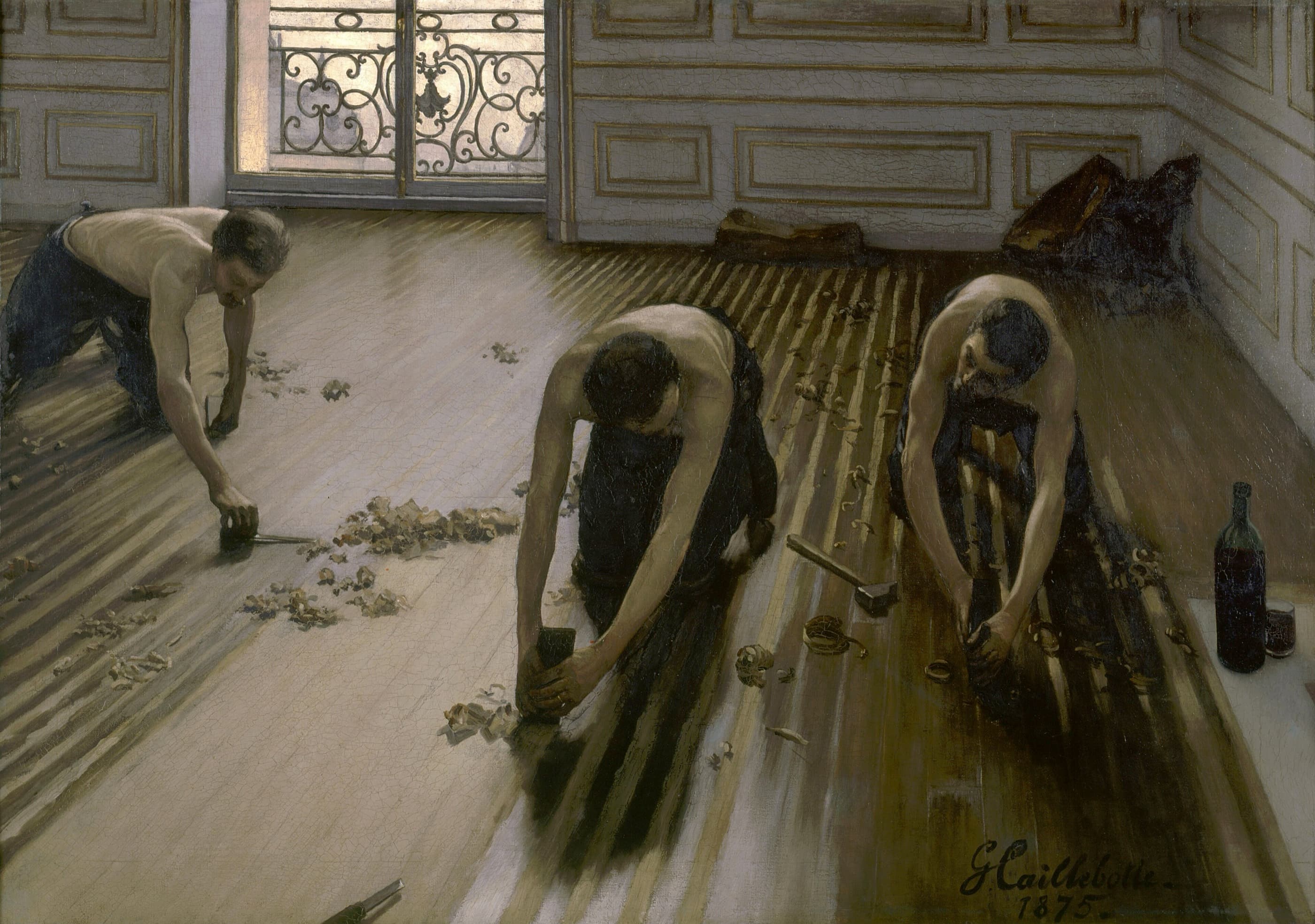 Obraz Gustave'a Caillebotte'a: trzech mężczyzn bez koszul na kolanach zdziera stary lakier z drewnianej podłogi w pustym paryskim mieszkaniu, dookoła leżą wióry, a przez okno balkonowe wpada światło